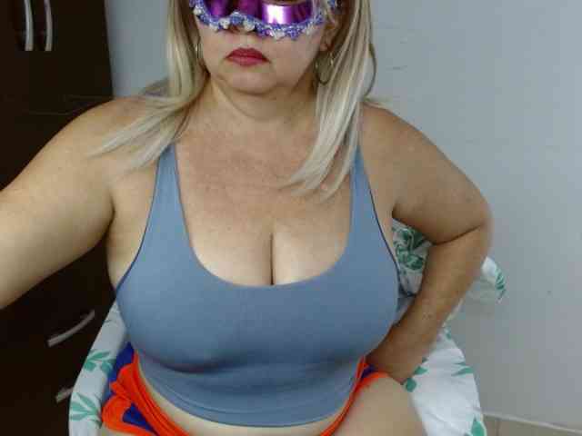 LolytaWOMAN webcam