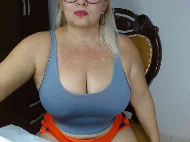 LolytaWOMAN webcam