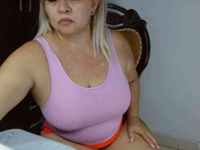 LolytaWOMAN webcam