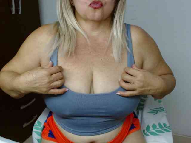 LolytaWOMAN webcam