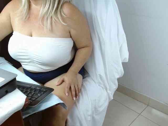 LolytaWOMAN webcam