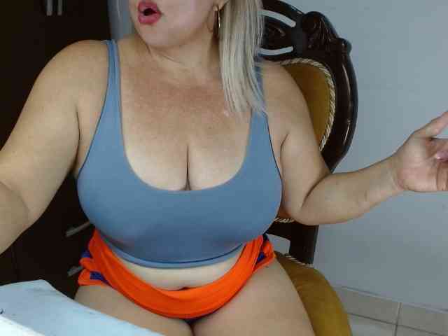 LolytaWOMAN webcam