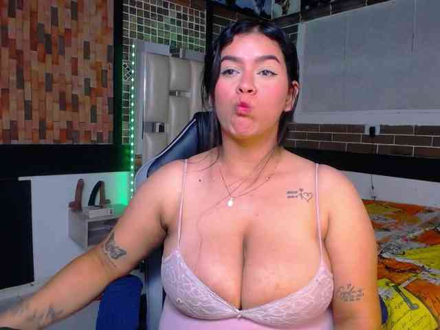 KrissSweetBoobs webcam