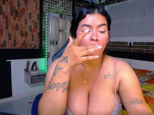 KrissSweetBoobs webcam