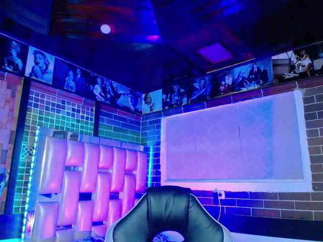 KrissSweetBoobs webcam