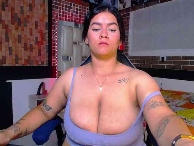 KrissSweetBoobs webcam