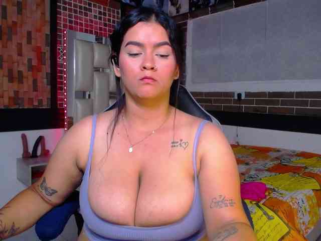 KrissSweetBoobs webcam