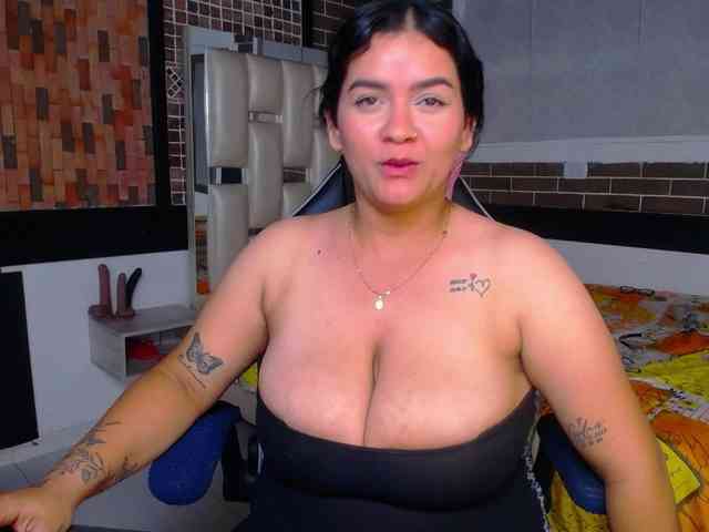KrissSweetBoobs webcam