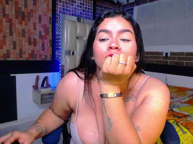 KrissSweetBoobs webcam