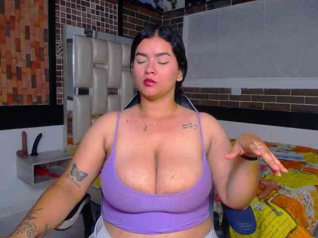 KrissSweetBoobs webcam