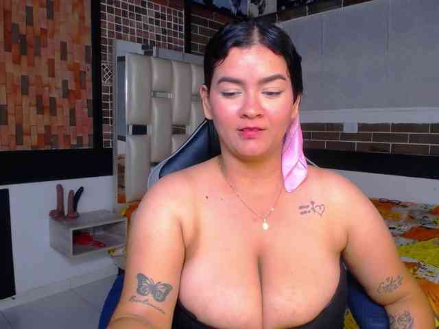 KrissSweetBoobs webcam