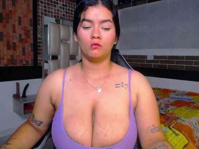 KrissSweetBoobs webcam