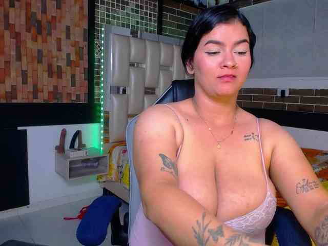 KrissSweetBoobs webcam