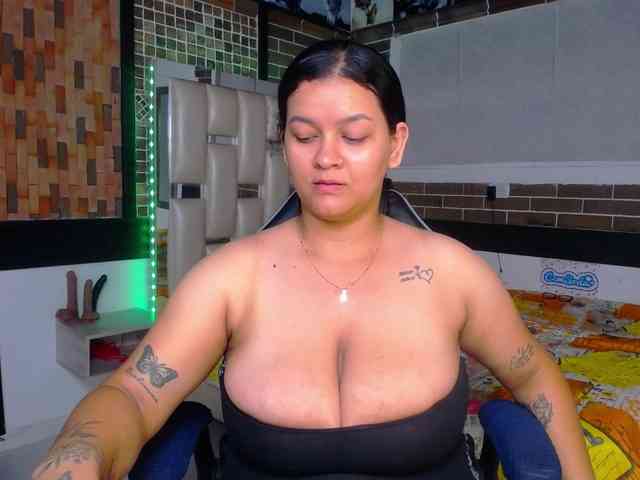 KrissSweetBoobs webcam
