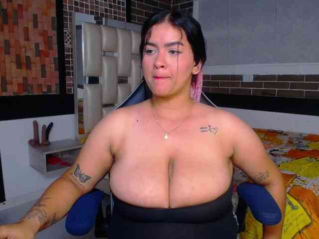 KrissSweetBoobs webcam