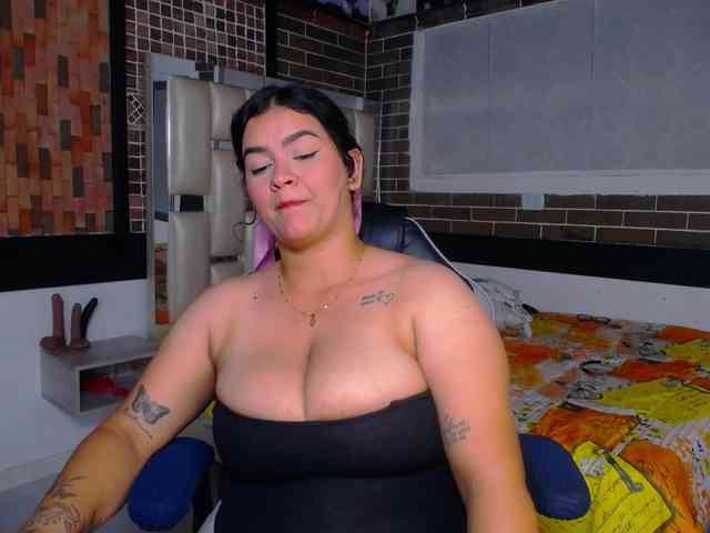 KrissSweetBoobs webcam