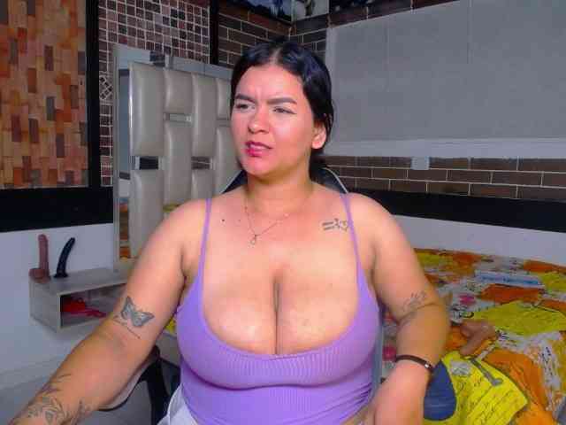 KrissSweetBoobs webcam