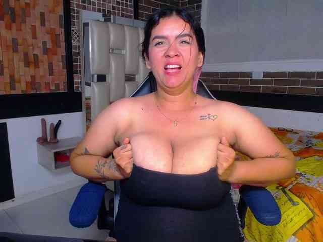 KrissSweetBoobs webcam