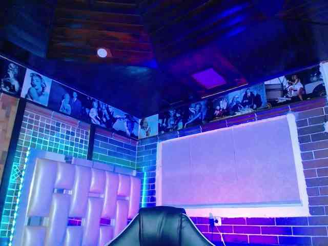 KrissSweetBoobs webcam