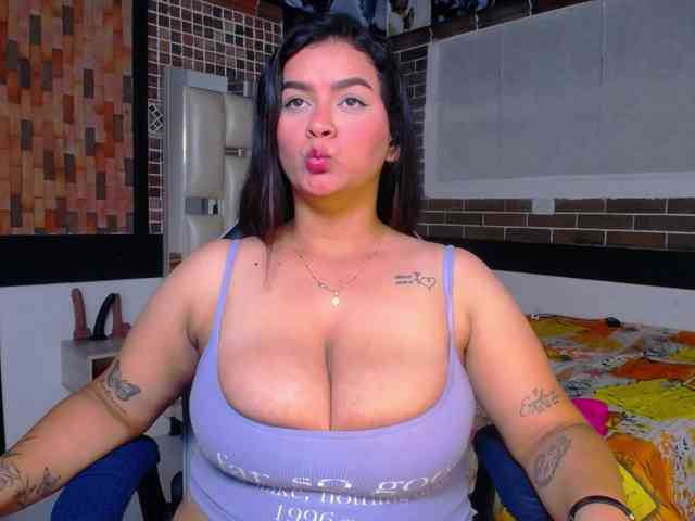 KrissSweetBoobs webcam