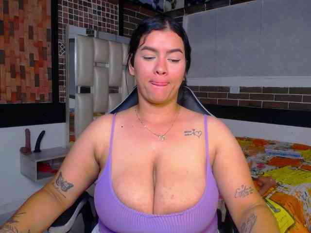 KrissSweetBoobs webcam