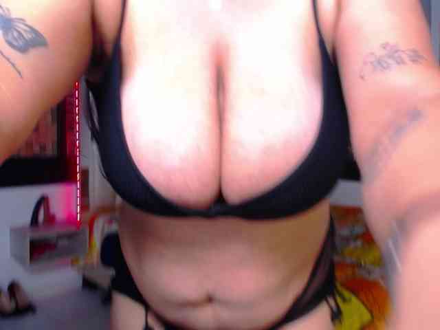 KrissSweetBoobs webcam