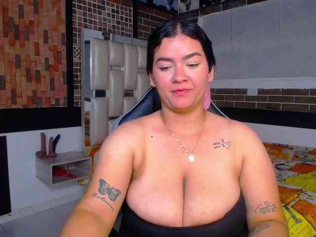 KrissSweetBoobs webcam