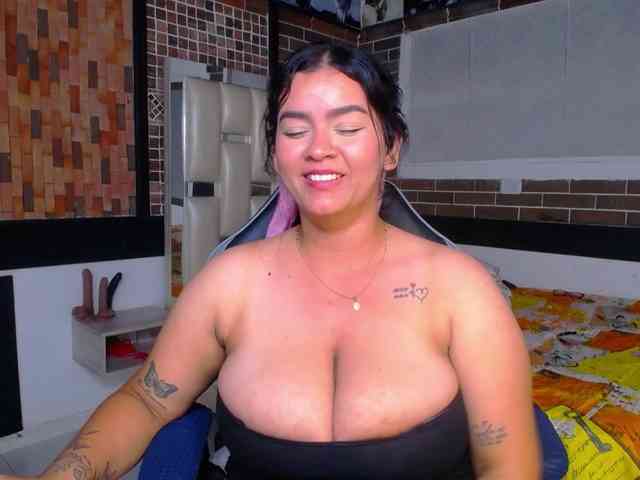 KrissSweetBoobs webcam