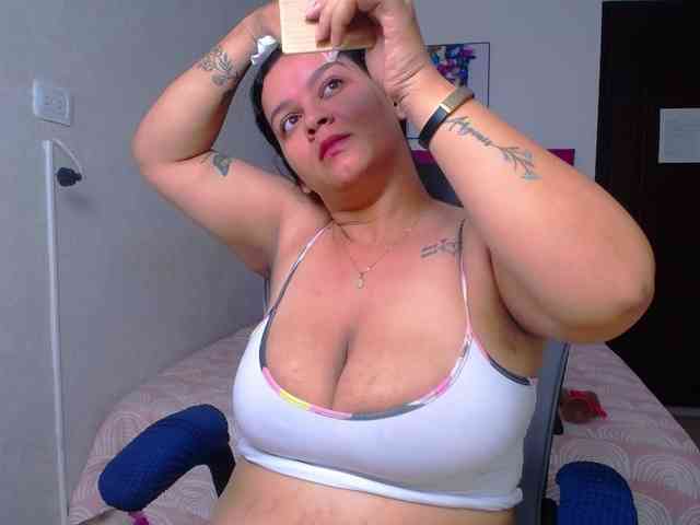 KrissSweetBoobs webcam