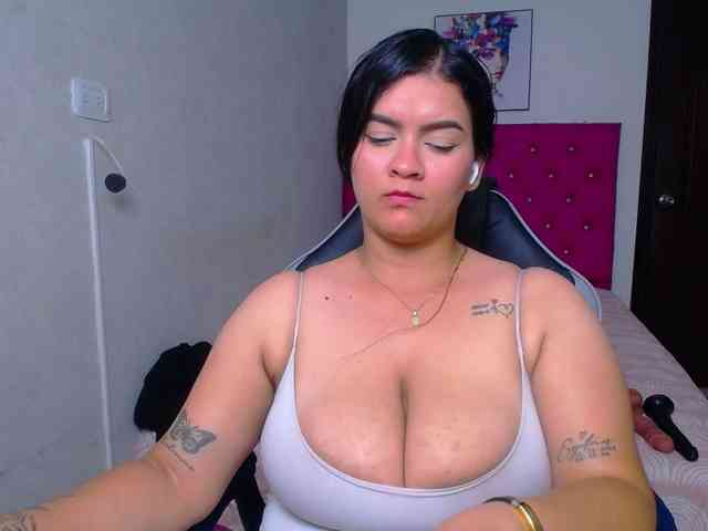KrissSweetBoobs webcam