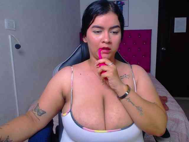 KrissSweetBoobs webcam