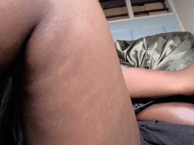 bigzonroe24 live cam on BongaCams