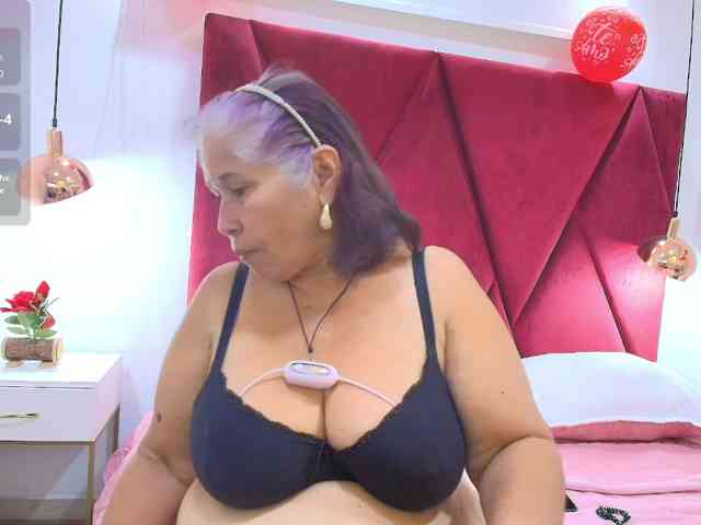 girl-amada's webcam live show