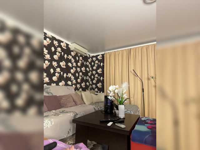 Pink-Lips live cam