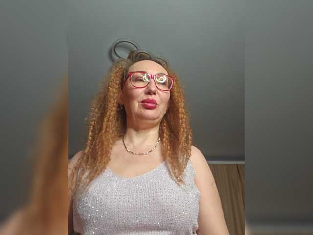 pink-lips cam belle