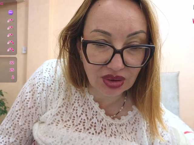 Pink-Lips's BongaCams show and profile