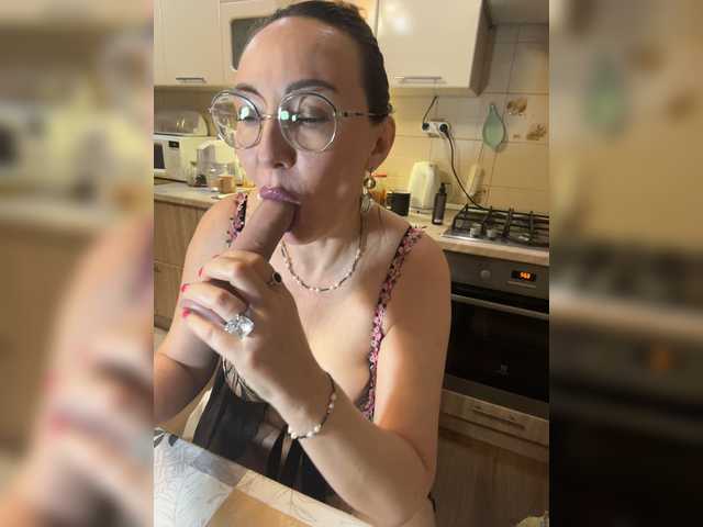 Pink-Lips live cam