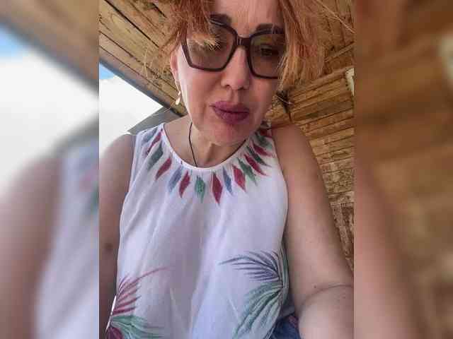 Pink-Lips Sex Cam Show