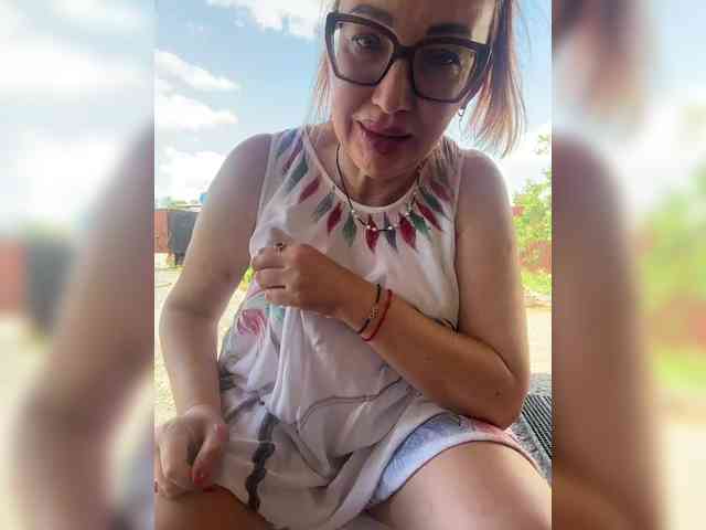 Pink-Lips Sex Cam Show