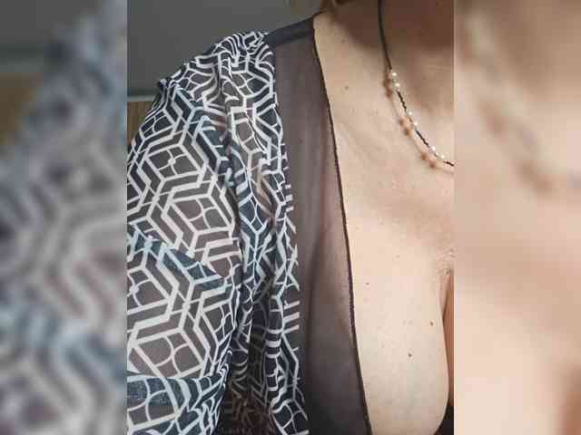 Pink-Lips Sex Cam Show