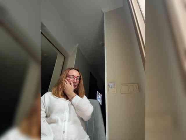 Pink-Lips live female cam on bongacams