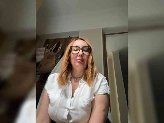 Pink-Lips live female cam on bongacams