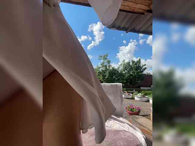 Pink-Lips Sex Cam Show