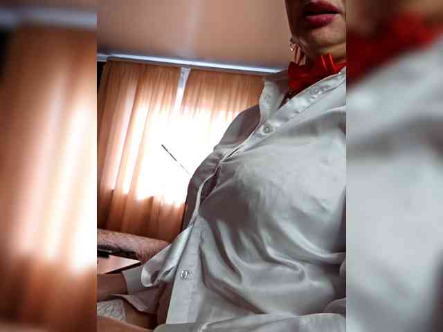 Pink-Lips Sex Cam Show
