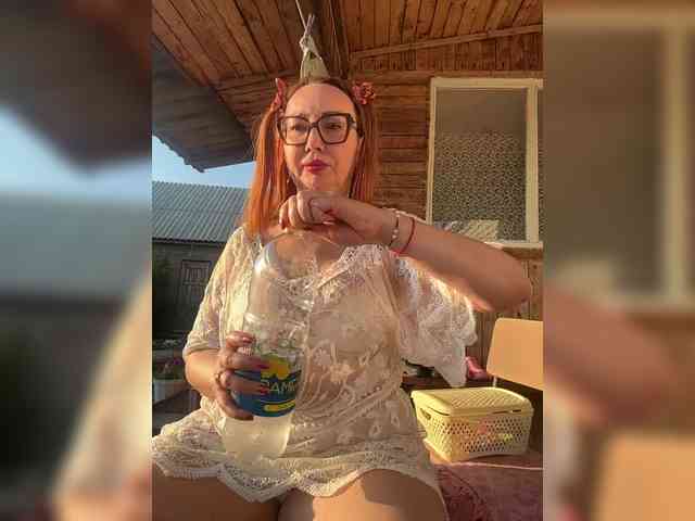 Pink-Lips Sex Cam Show