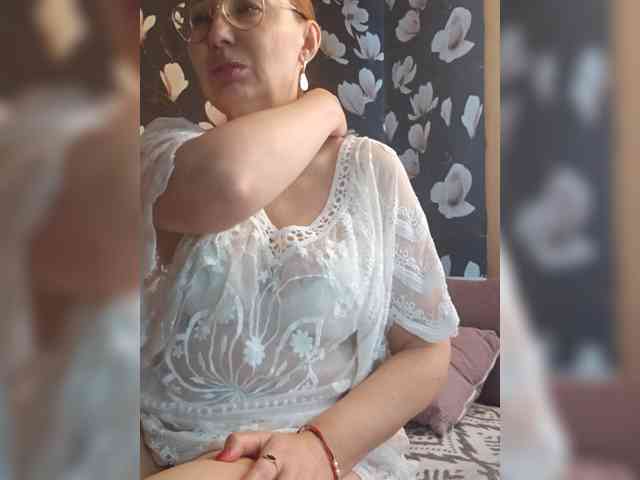 Pink-Lips Sex Cam Show