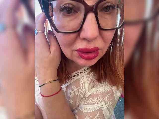 Pink-Lips Sex Cam Show
