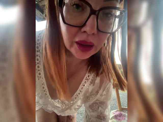 Pink-Lips Sex Cam Show