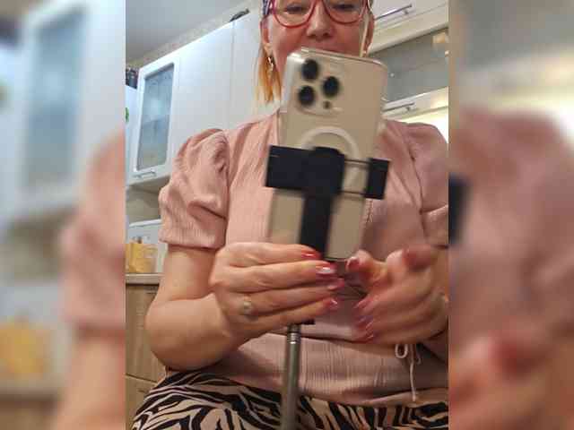 Pink-Lips Sex Cam Show