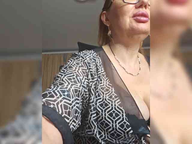 Pink-Lips Sex Cam Show